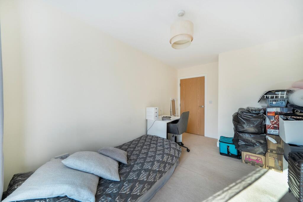 Nicholls Close, Caterham, CR3 photo 4