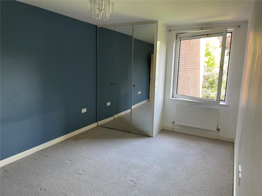 Apartment in Isleworth, Spring Grove - View 5