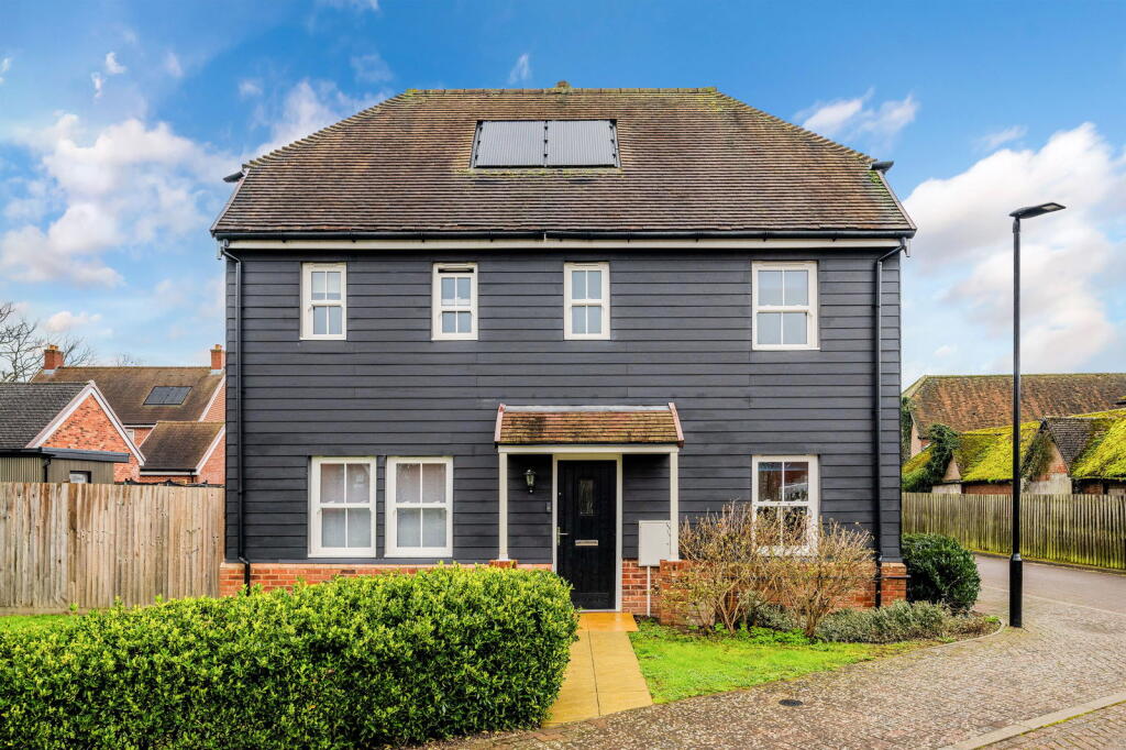 Main image of property: Meath Green Farm Close, Horley, RH6 8NB