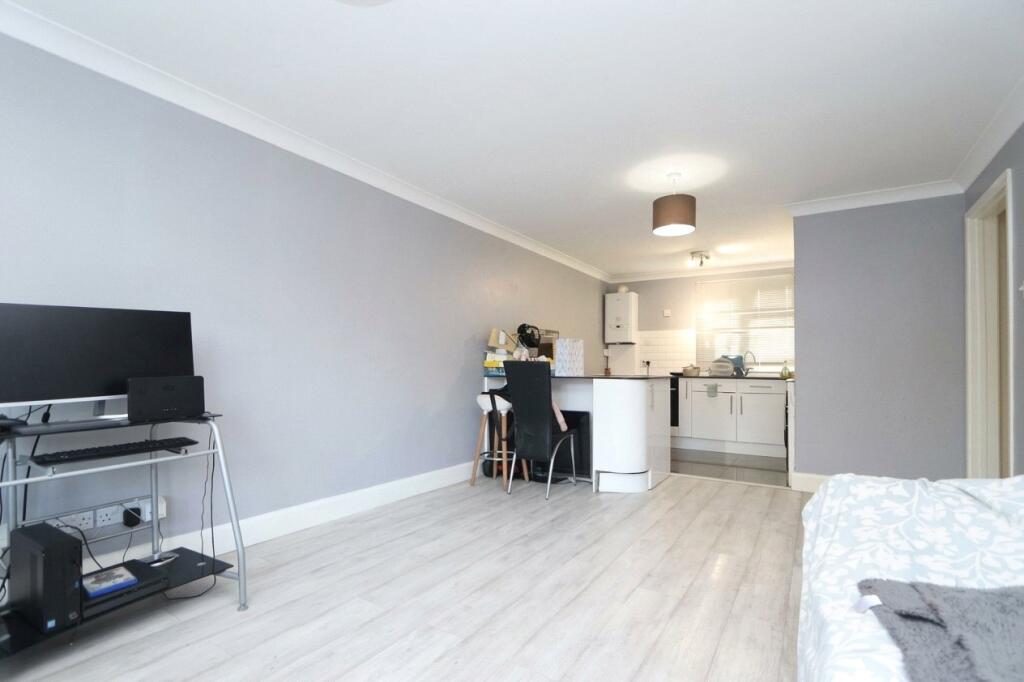 Apartment in Milton Keynes - View 4