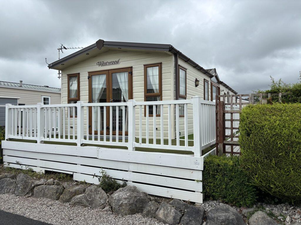 2-bed caravan on Smithy Leisure Park, £40,000