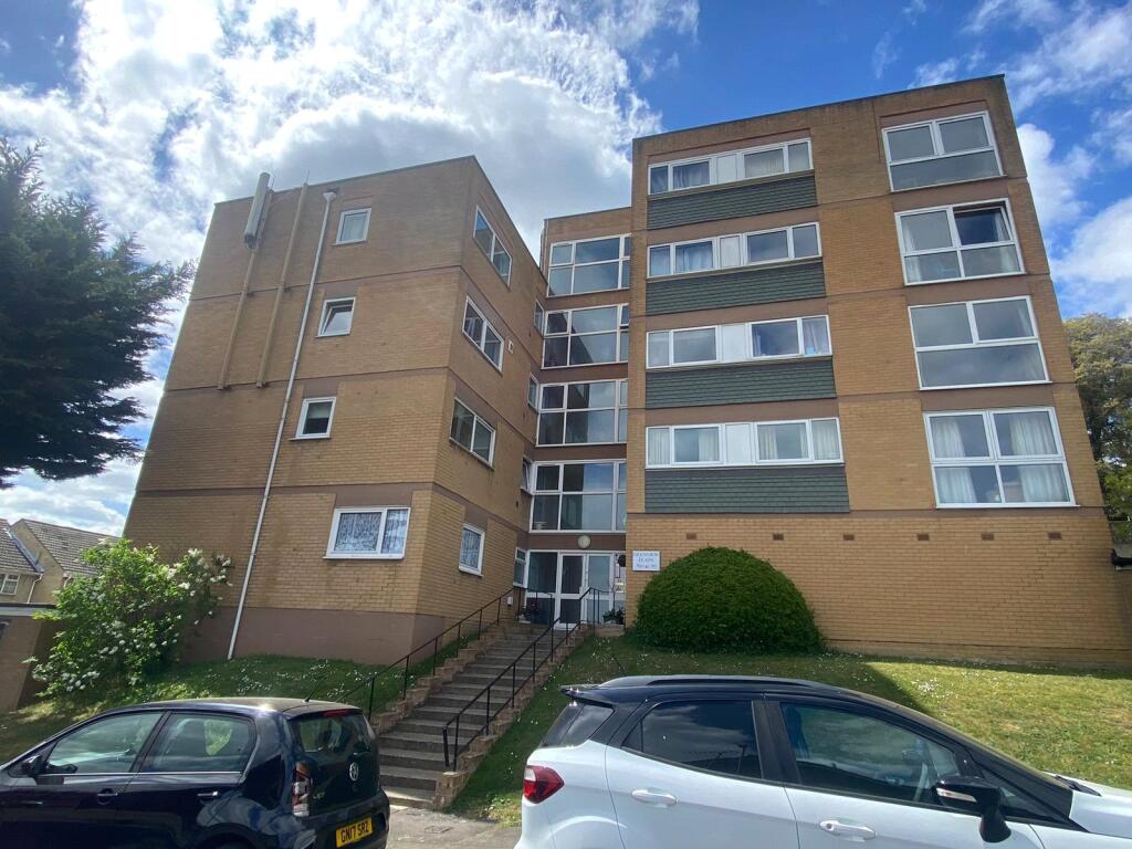 2-bed flat on Glen View, Gravesend, Kent, DA12, £160,000