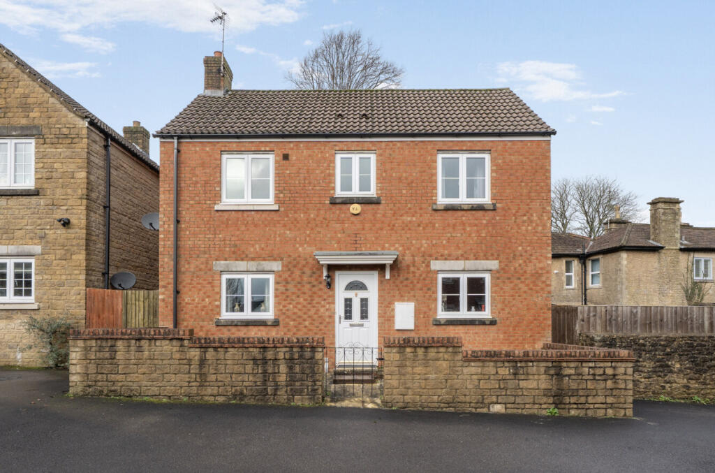 3-bed detached on Stonefield Court, Frome, BA11, £325,000