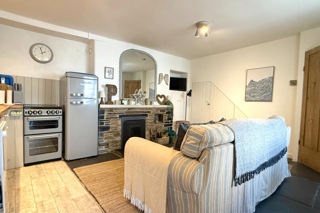 6, Grove Place, Padstow, PL28 photo 3