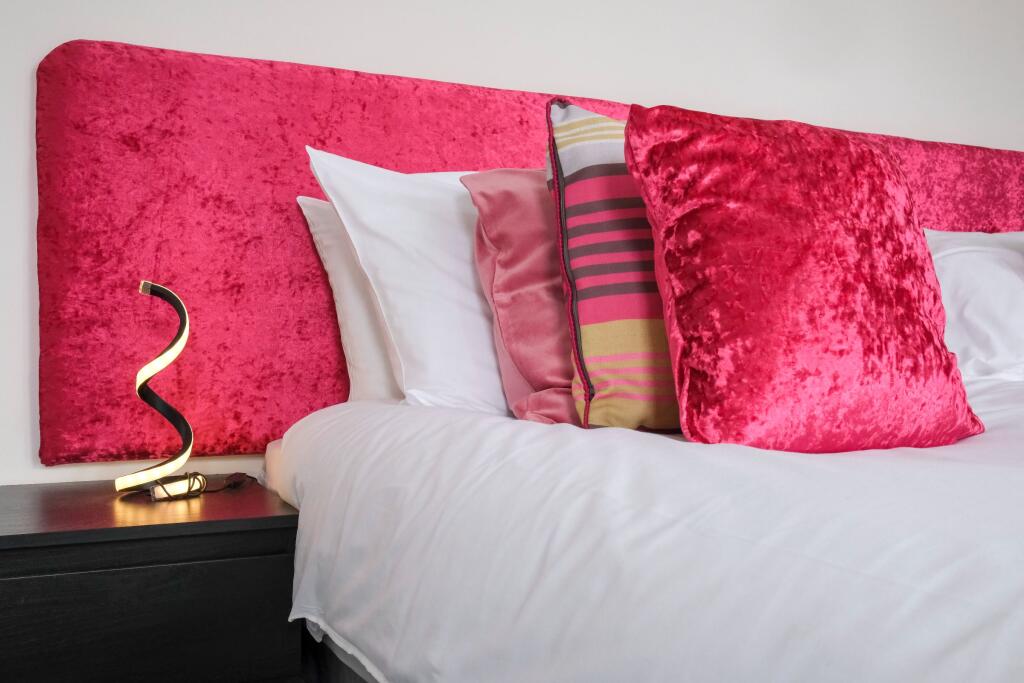 5 bedroom semi-detached house for rent