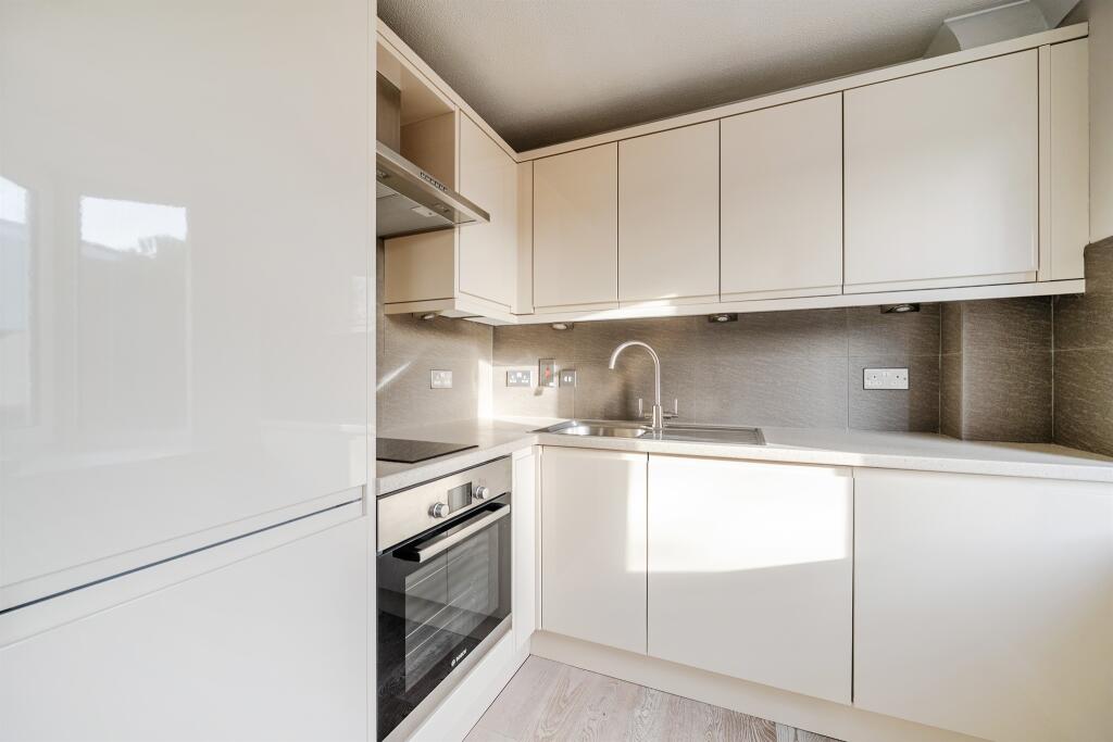 Apartment in Slough - More