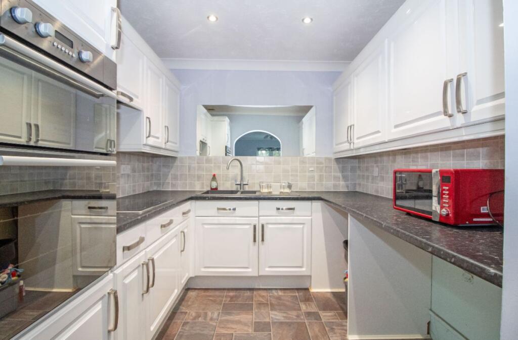 Rosecott, Havant Road, Horndean, PO8 0XA photo 4