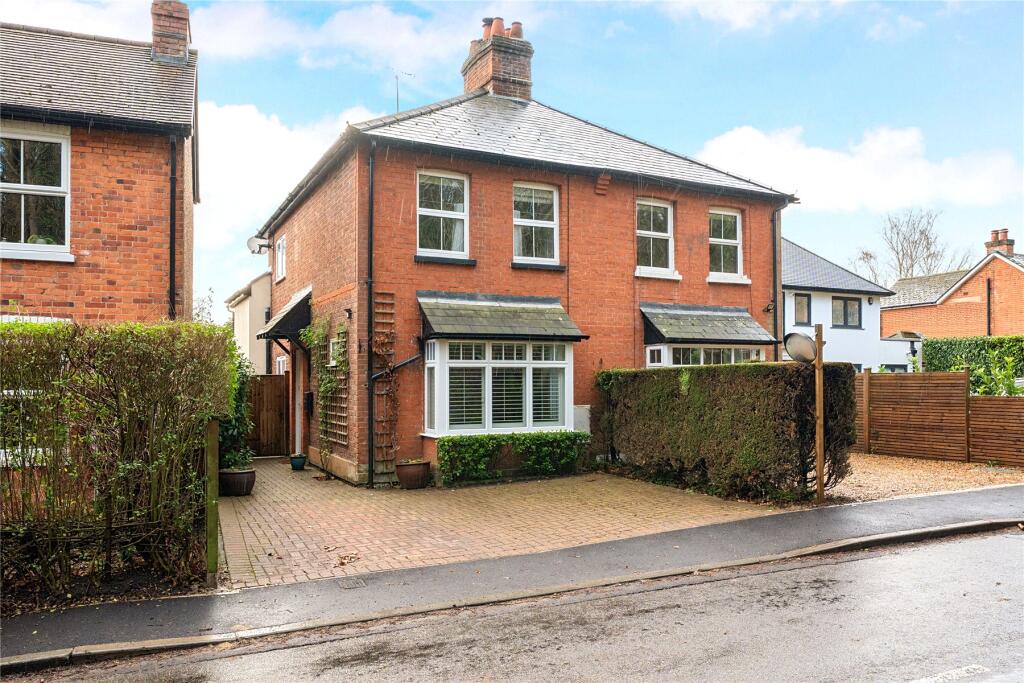 Saunders Lane, Woking, Surrey, GU22, Surrey