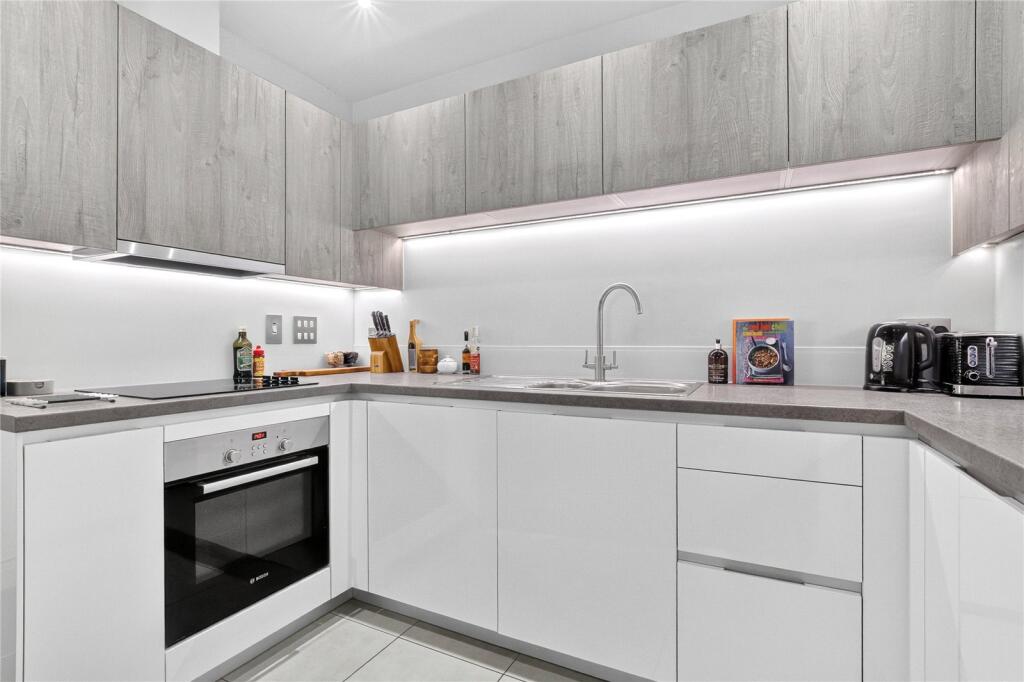 Apartment in Reading, Warfield - View 3