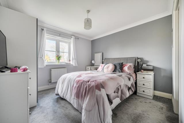 Apartment in Slough - More