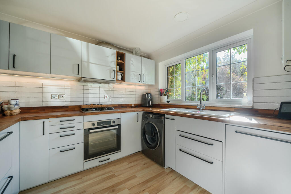 The Mount, HASLEMERE, GU27 photo 4