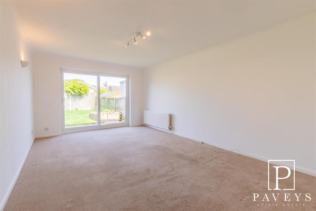 Laburnum Crescent, Kirby Cross, Frinton-On-Sea photo 3