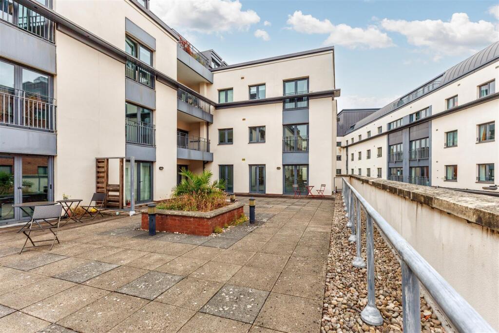 Main image of property: Parade, Leamington Spa