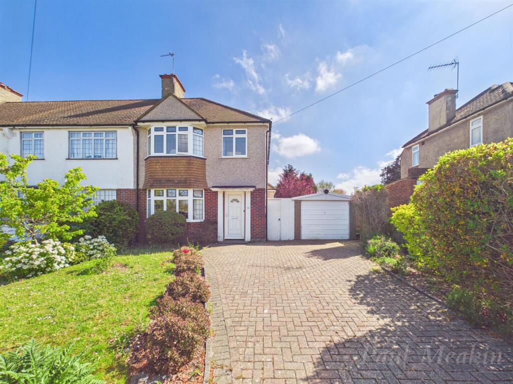 3-bed terraced on Palace Green, Croydon, £500,000