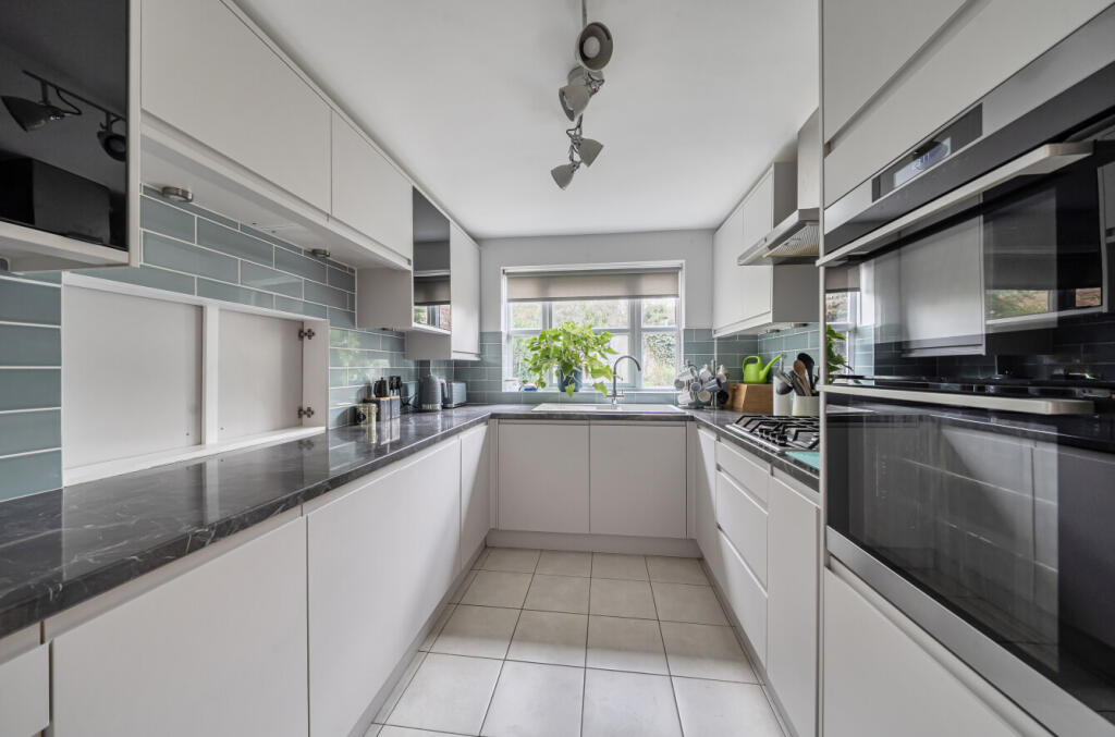 House in Binfield, Temple Park - View 3