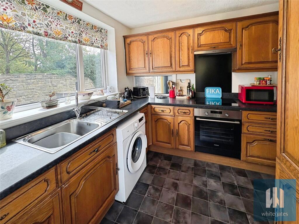 House in Kirklees, Knowl, Mirfield - View 4