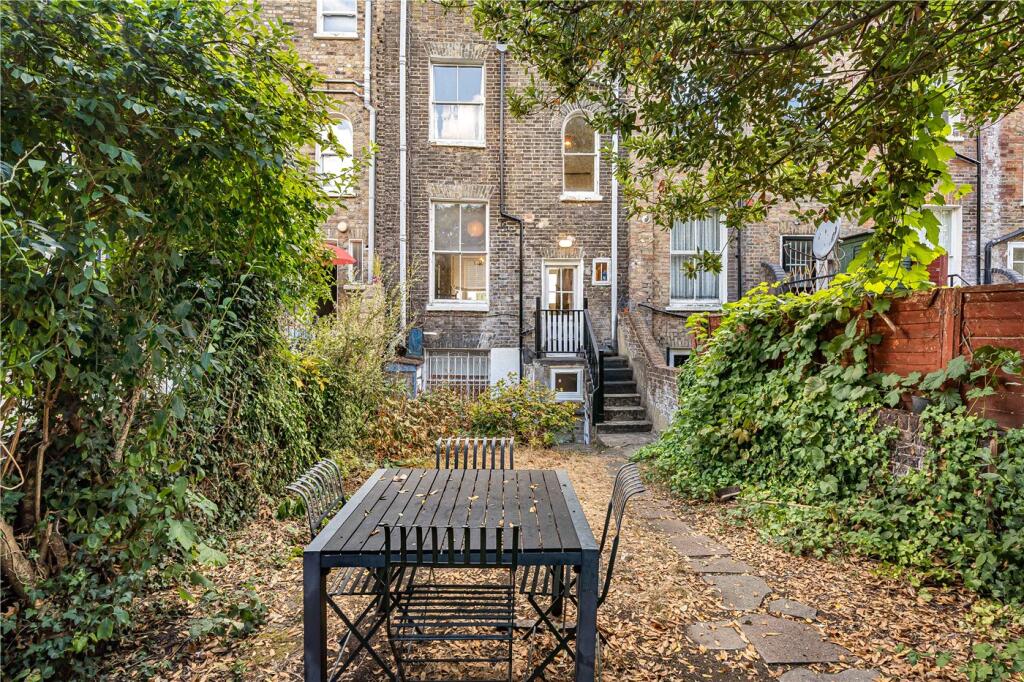 House in London - View 2