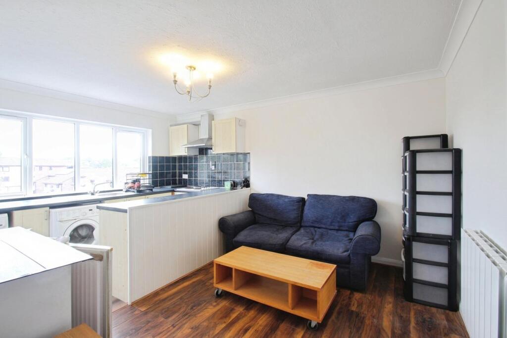 Apartment in Southall - View 4