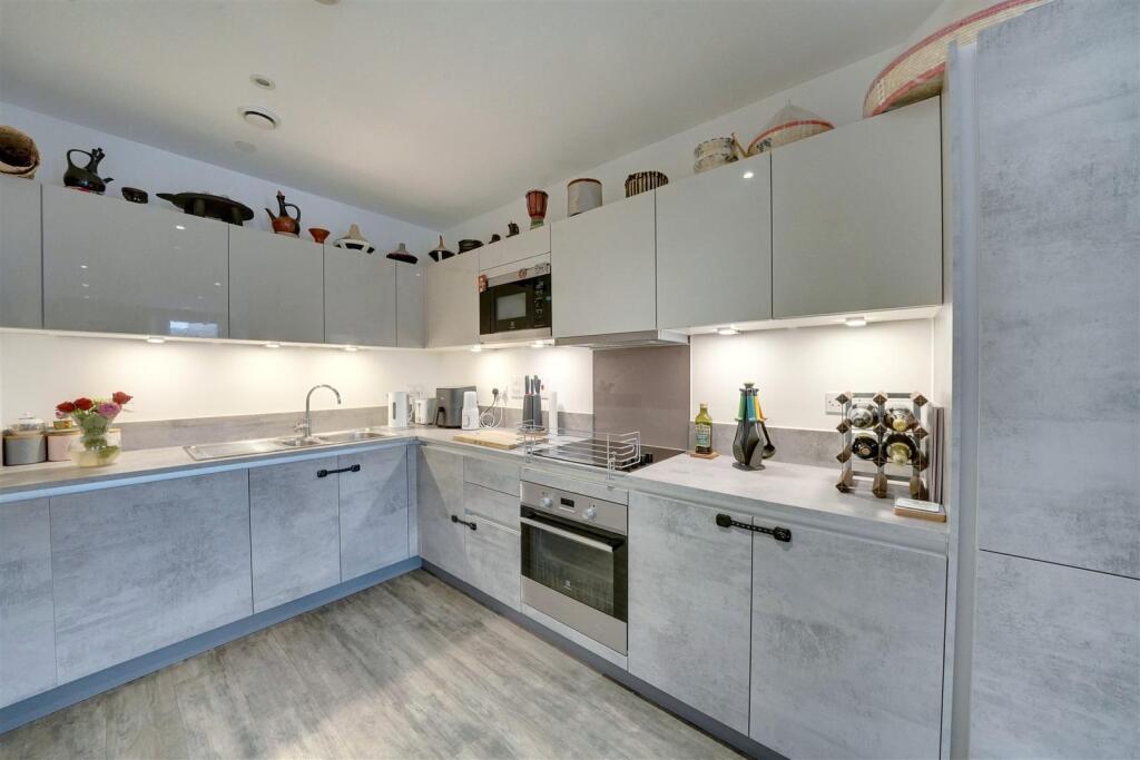 Apartment in London, Ponders End - View 4