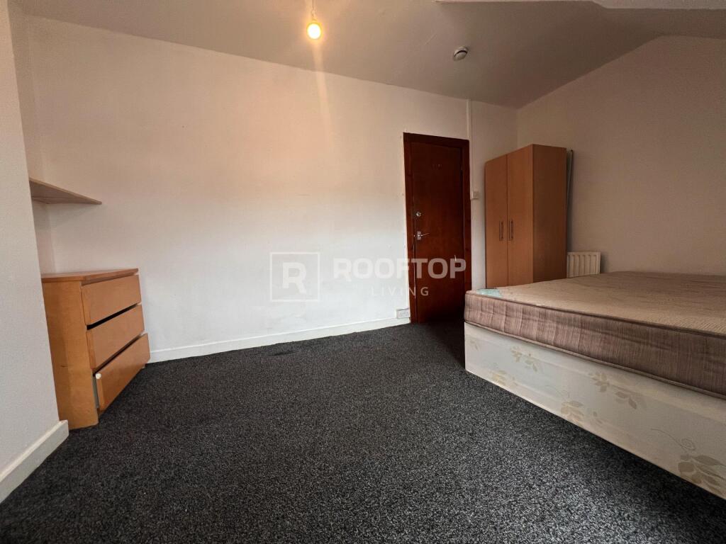 House in Leeds, Hyde Park - View 3