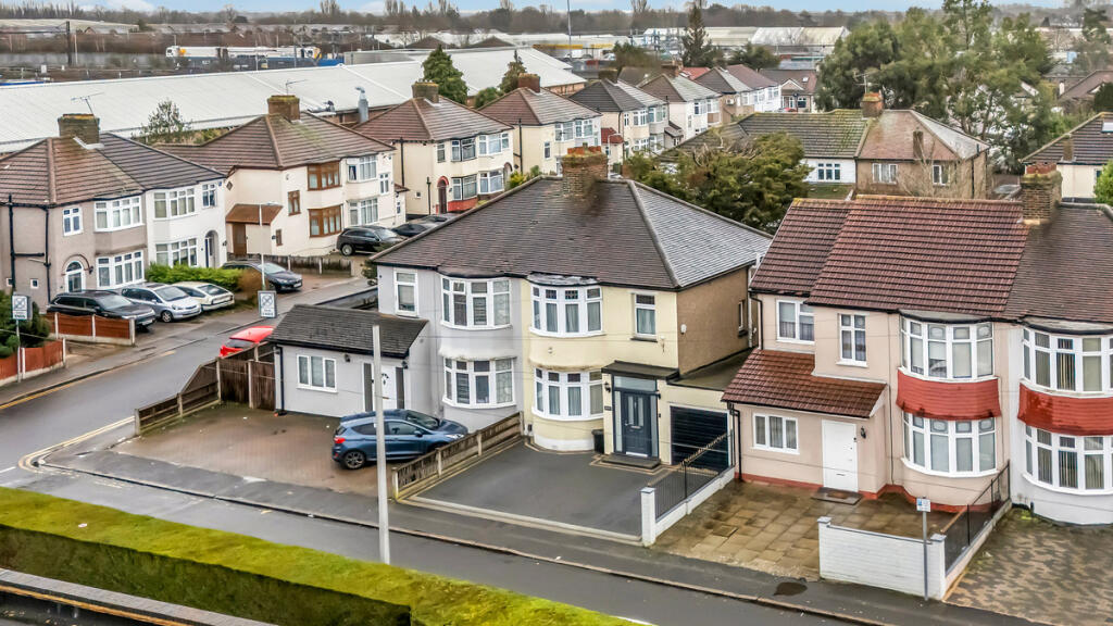 House in London, Rush Green - View 5