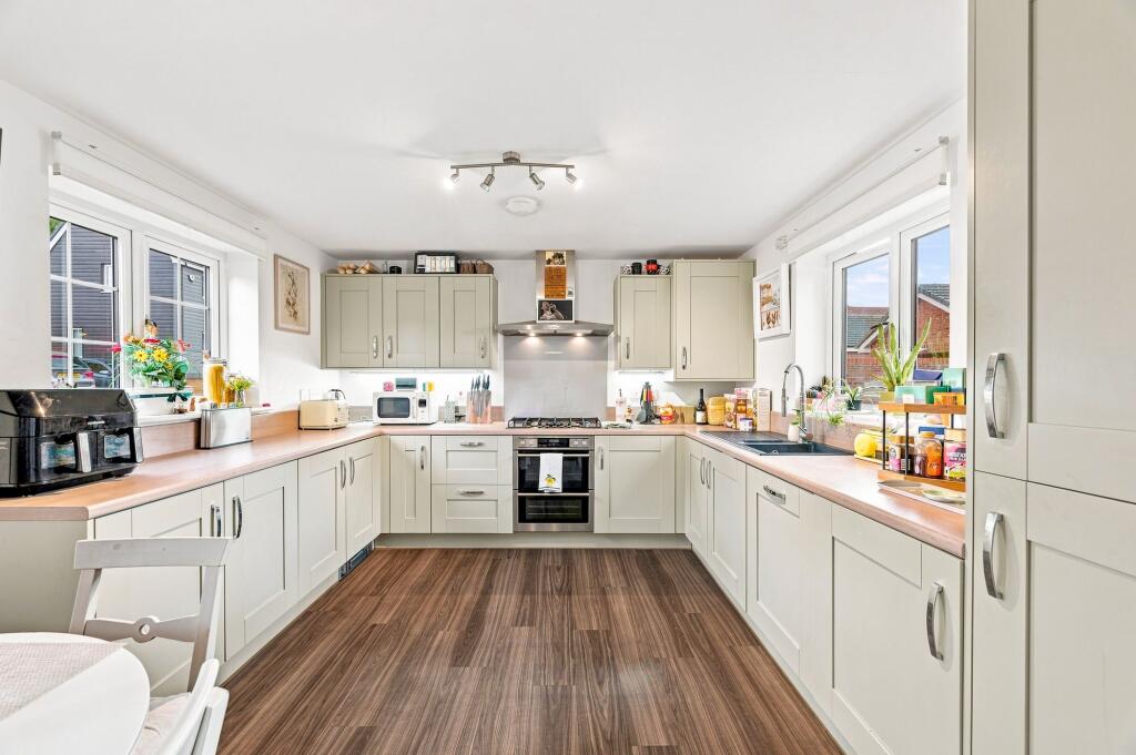 House in Houghton Regis, Bidwell, Woodside Estate - View 2