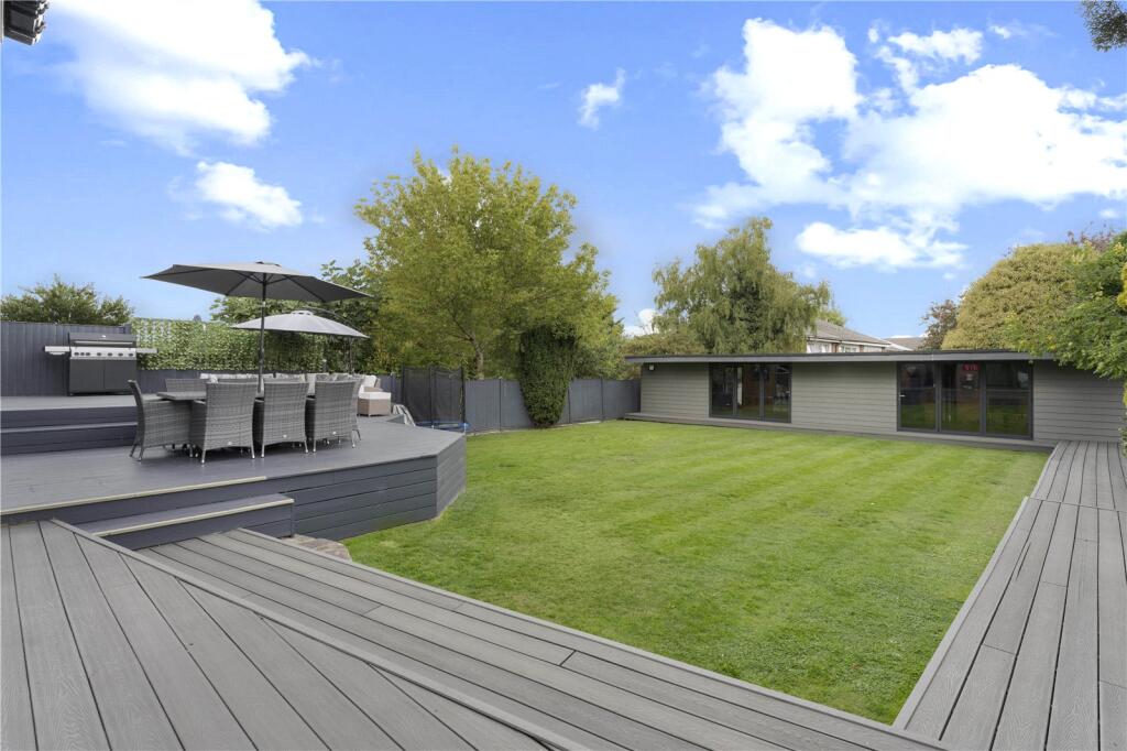 College Gardens, Chingford, London, E4 photo 2