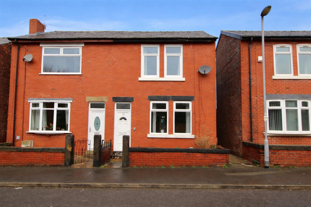 Main image of property: Kenyon Lane, Prestwich, M25