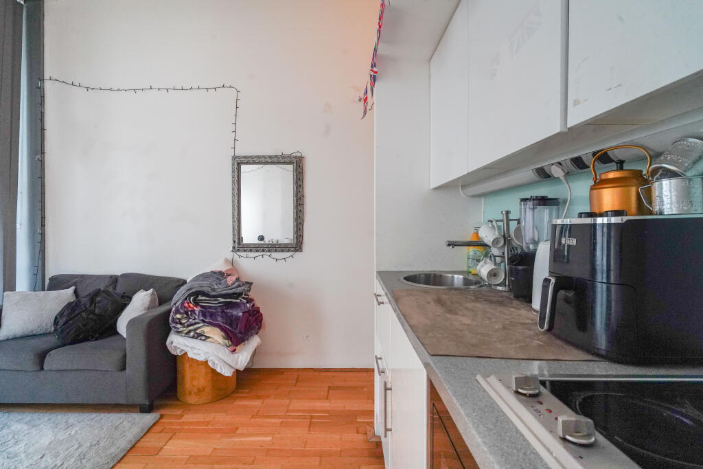 Apartment in Salford, Greater Manchester - View 4