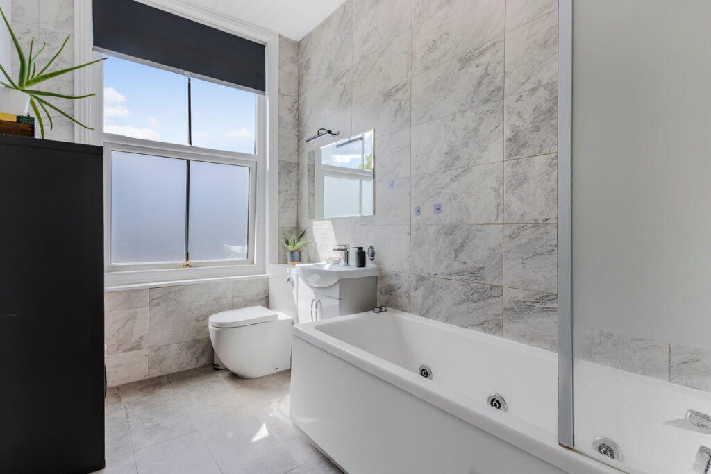 Apartment in London, Colney Hatch - More