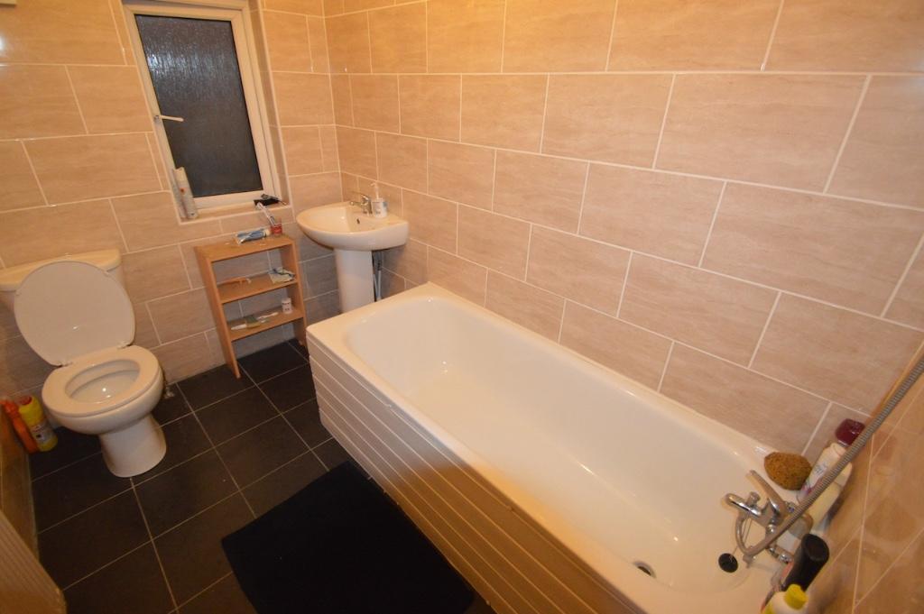 House in Leeds, Hyde Park - View 3