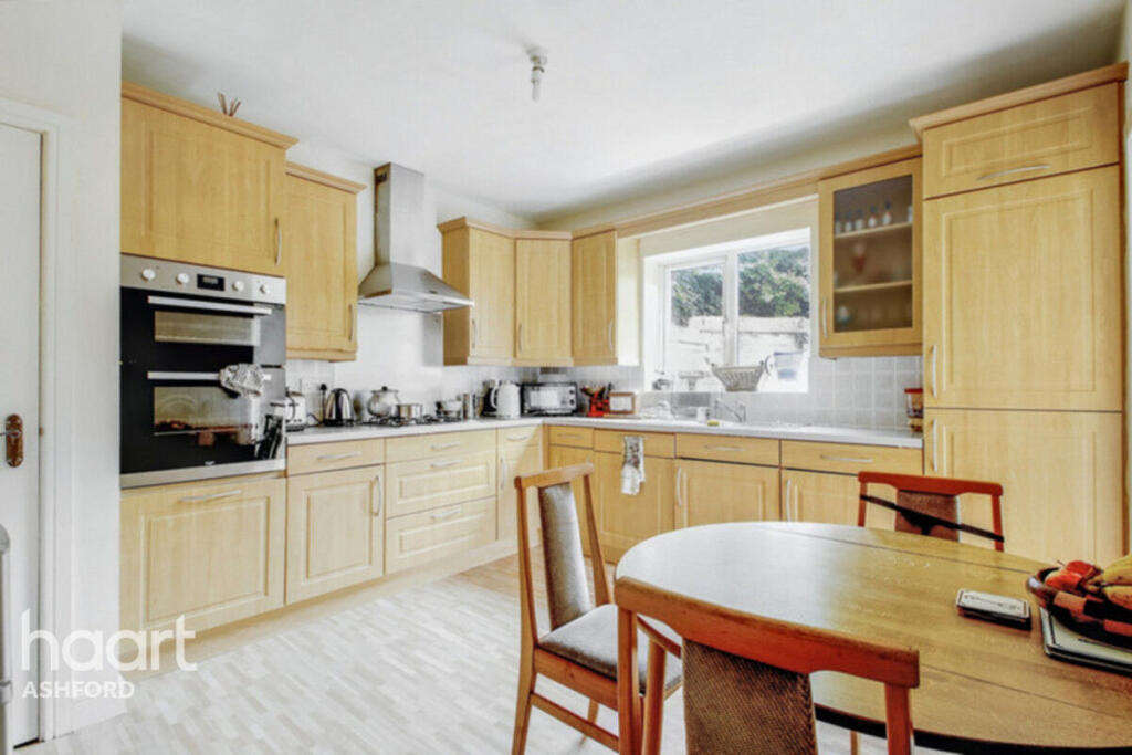 5-bed detached on High Ridge, Ashford, £450,000