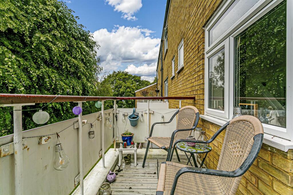 Apartment in Reigate and Banstead, Banstead - View 4