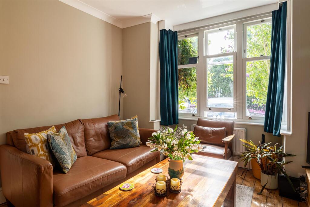 House in Reigate, Reffles Bridge, Meadvale - View 5