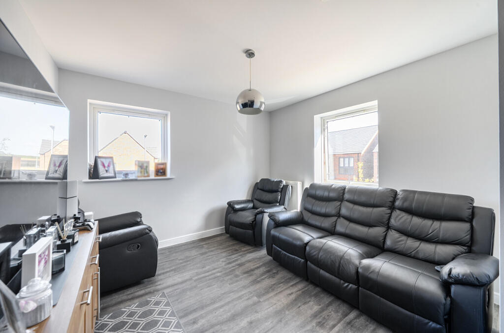 House in Houghton Regis, Central Bedfordshire - View 4