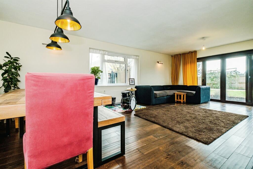 Whylands Crescent, Worthing photo 3