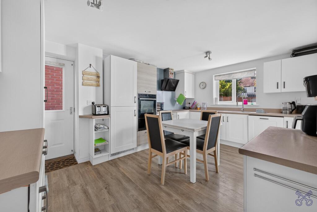 Hollyhocks Close, Evesham, Worcestershire, WR11 photo 4