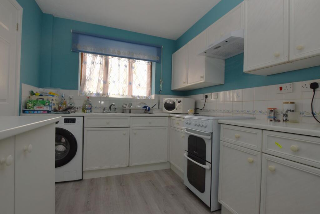 House in Basildon, Laindon Cross, Steeple View - View 3