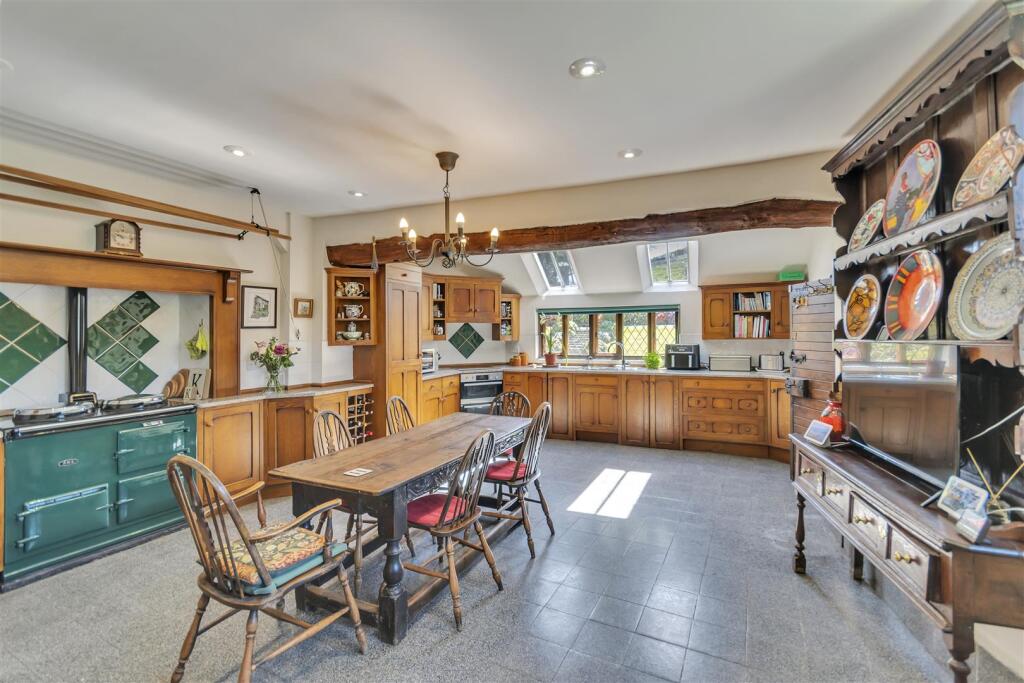 House in Westbury, Vron Gate - More