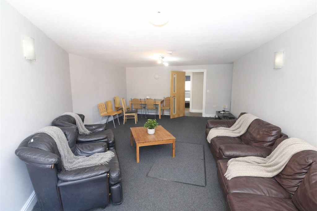 Apartment in Cardiff, Cathays - View 4