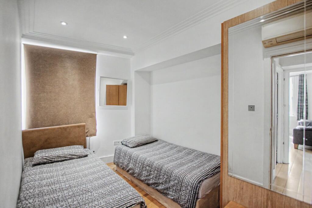 Apartment in London, Paddington - More