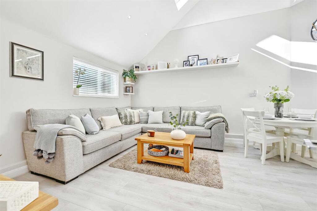 **Fully Refurbished & Parking** Debden Green, Langdon Hills SS16 photo 2