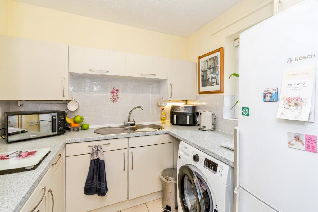 Apartment in Southampton, Bassett - View 4