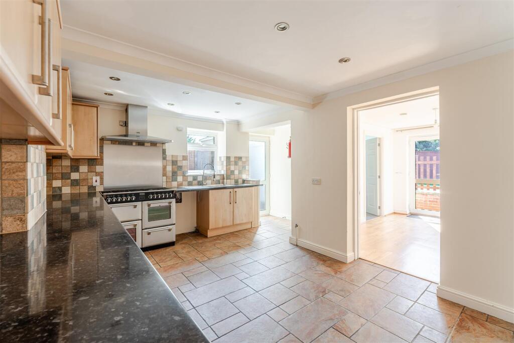 Extended family home ideally situated within Yatton village photo 4