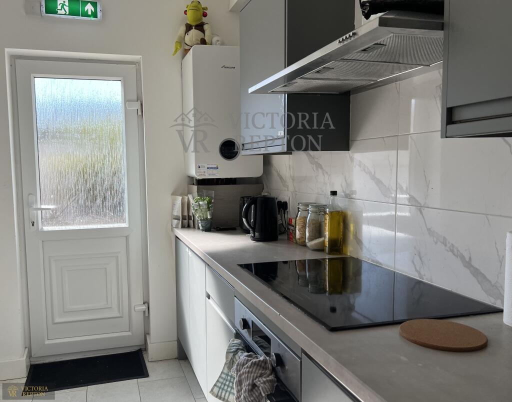 6 bedroom semi-detached house for rent