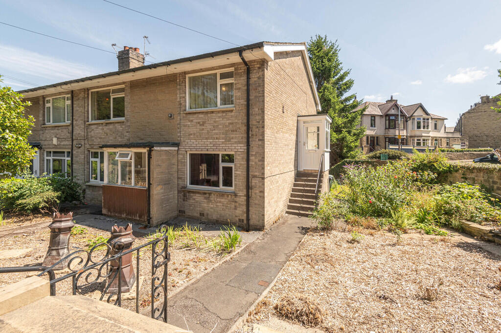 2-bed flat on Cleveland Road, Edgerton, £110,000