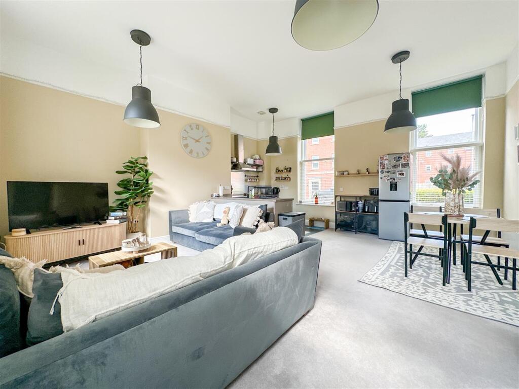 Apartment in Stoke-on-Trent - View 4