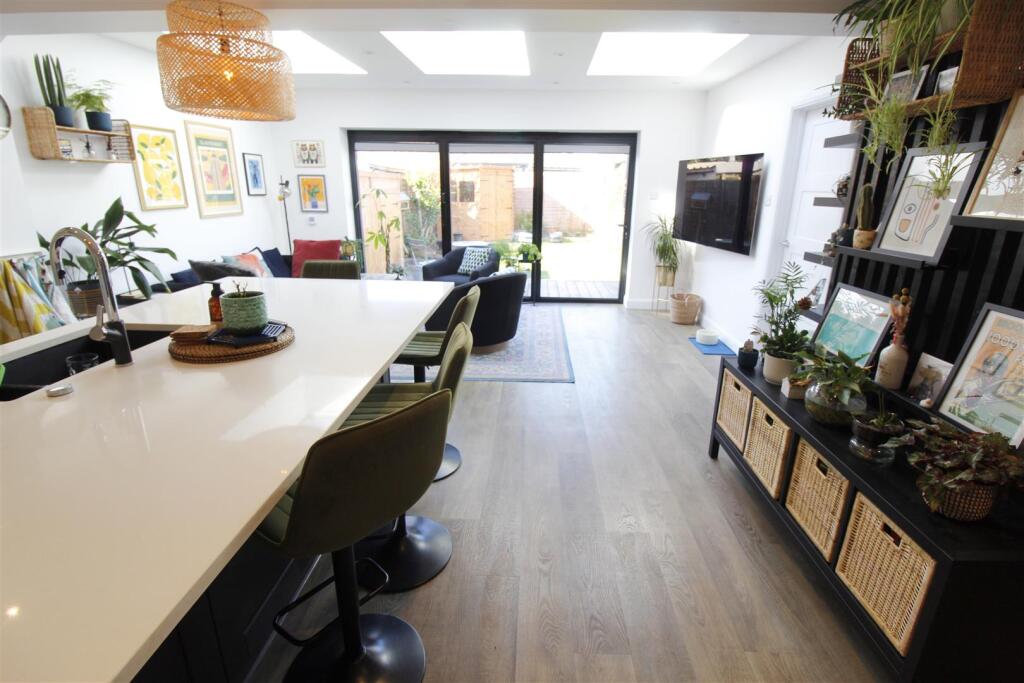 House in Kingston upon Thames - More