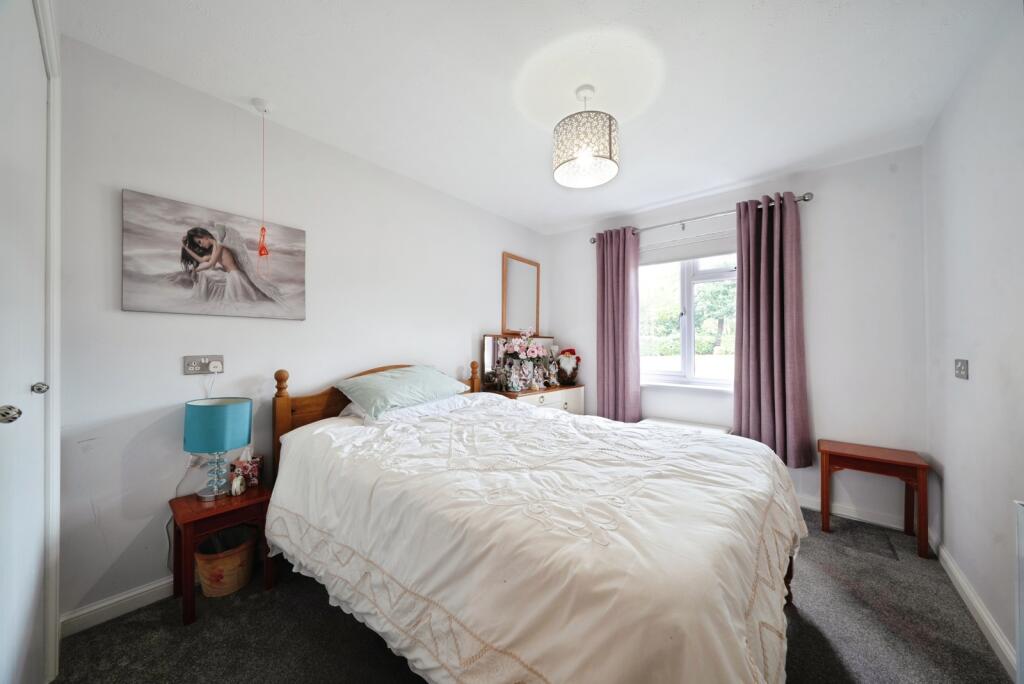 Apartment in Runnymede, Addlestone - View 5