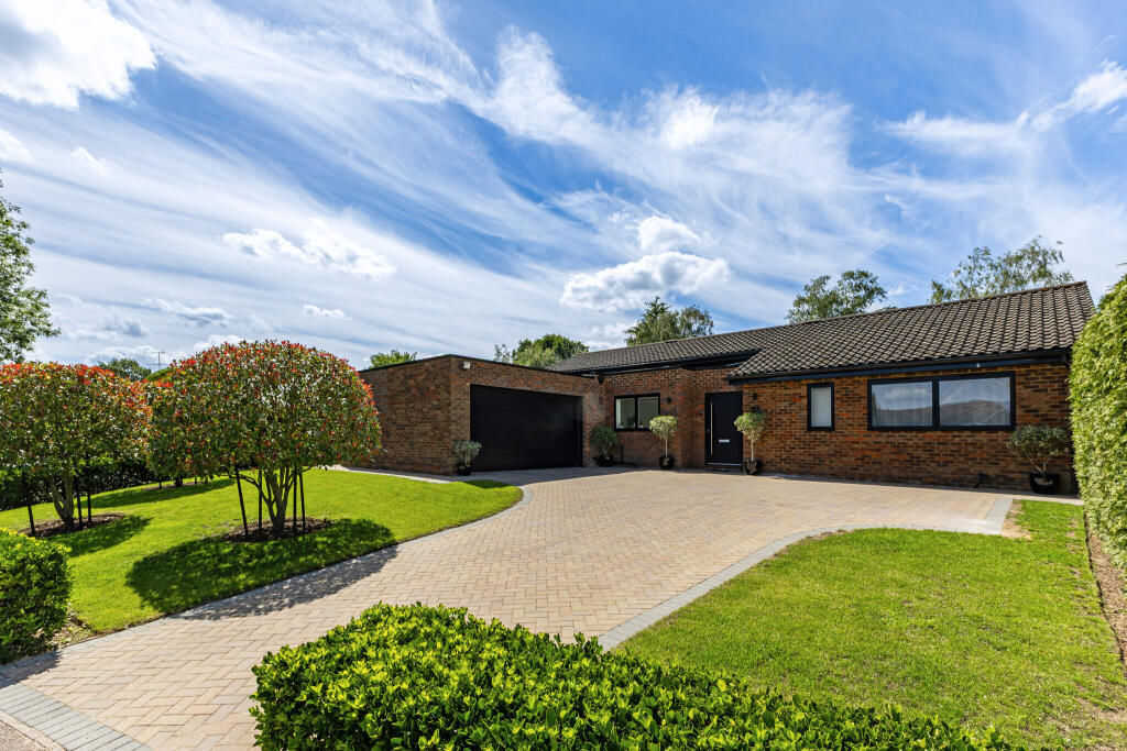 Main image of property: The Deerings, Harpenden, AL5